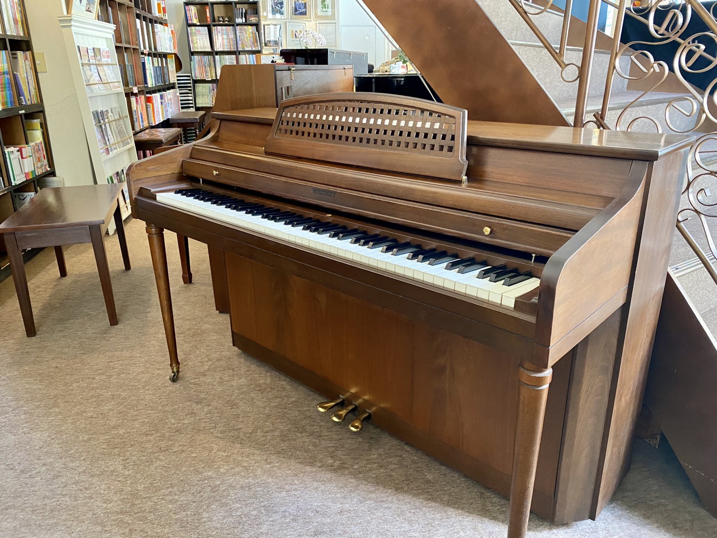 高さ僅か92cm、、、おそらく世界一（？）コンパクトなアメリカ製スピネットピアノ 特価￥220,000（税別） 浜松ピアノ社