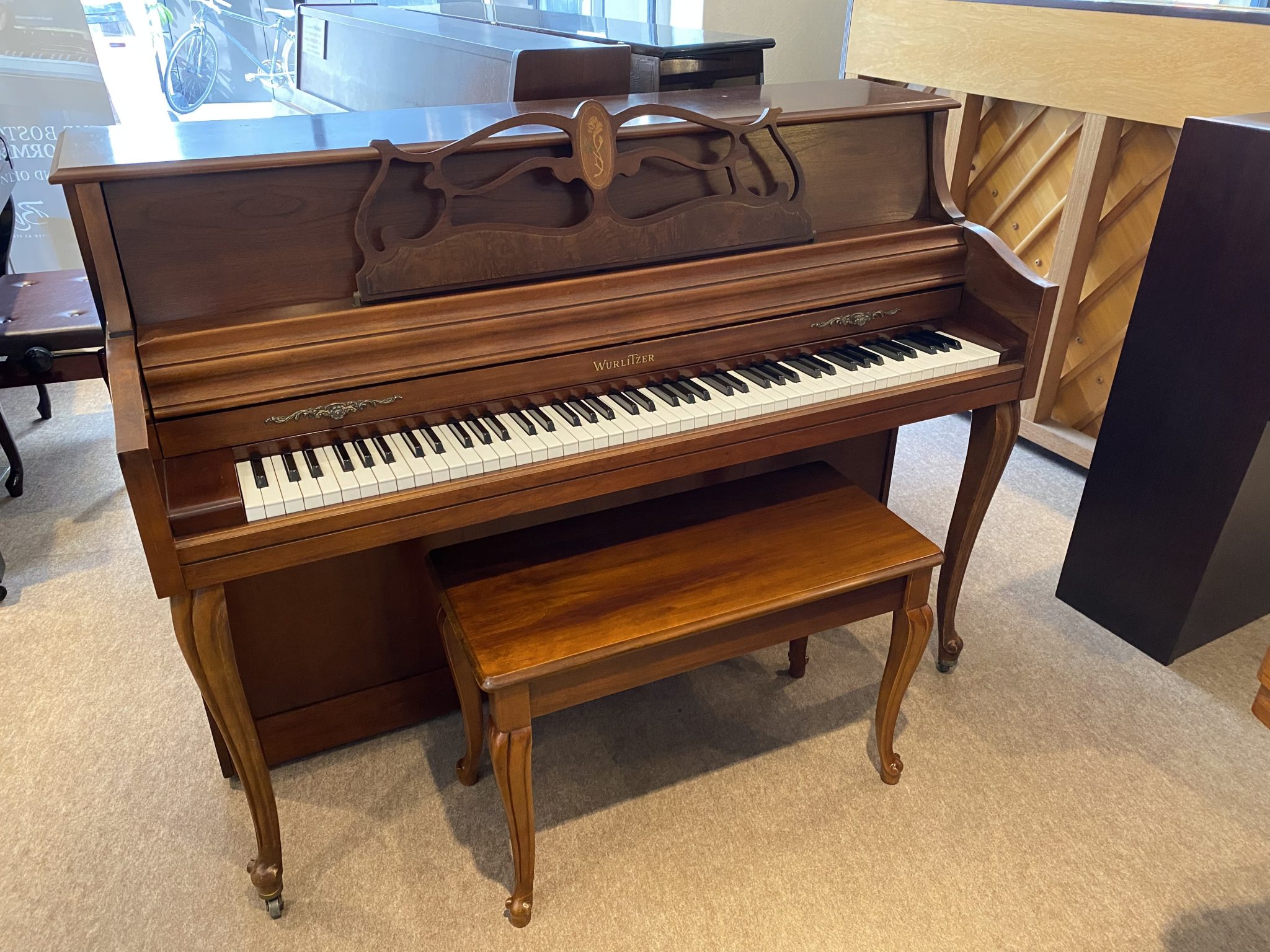 純血の MADE IN U.S.A インテリア調コンソールピアノ Wurlitzer ワーリッツァ 譜面台の象嵌模様も素敵です  アメリカ独自のバスダンパー機能付き | 浜松ピアノ社