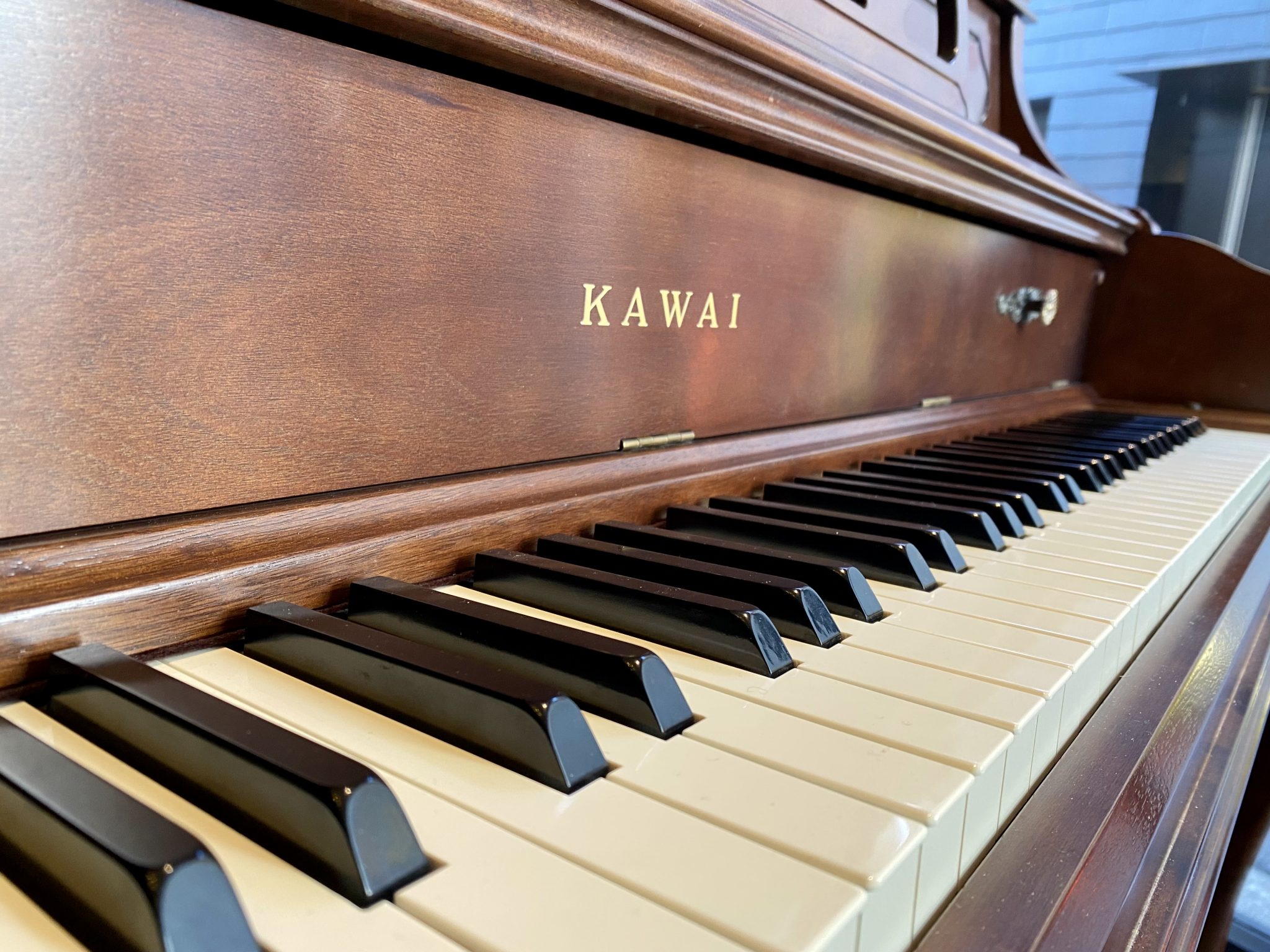 新品消音装置付き！ 猫脚アンティーク調のカワイ製インテリアピアノ