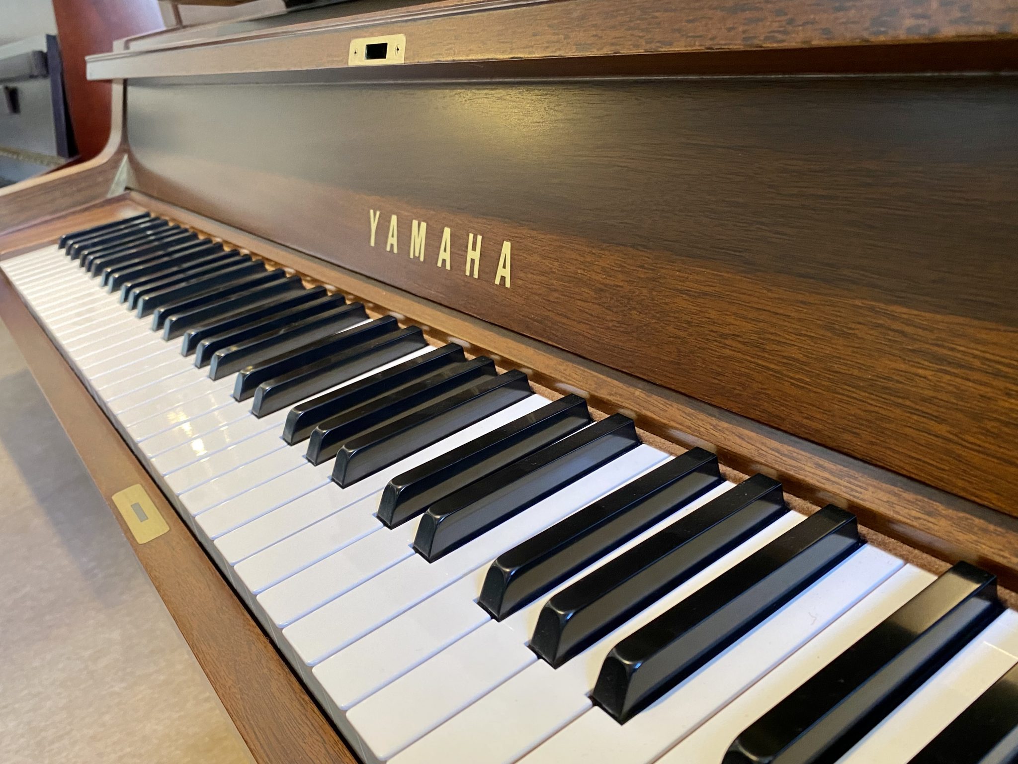 新作 【令和３年9月15日調律】ヤマハ 木目ウォルナット W102 アップライトピアノ 鍵盤楽器