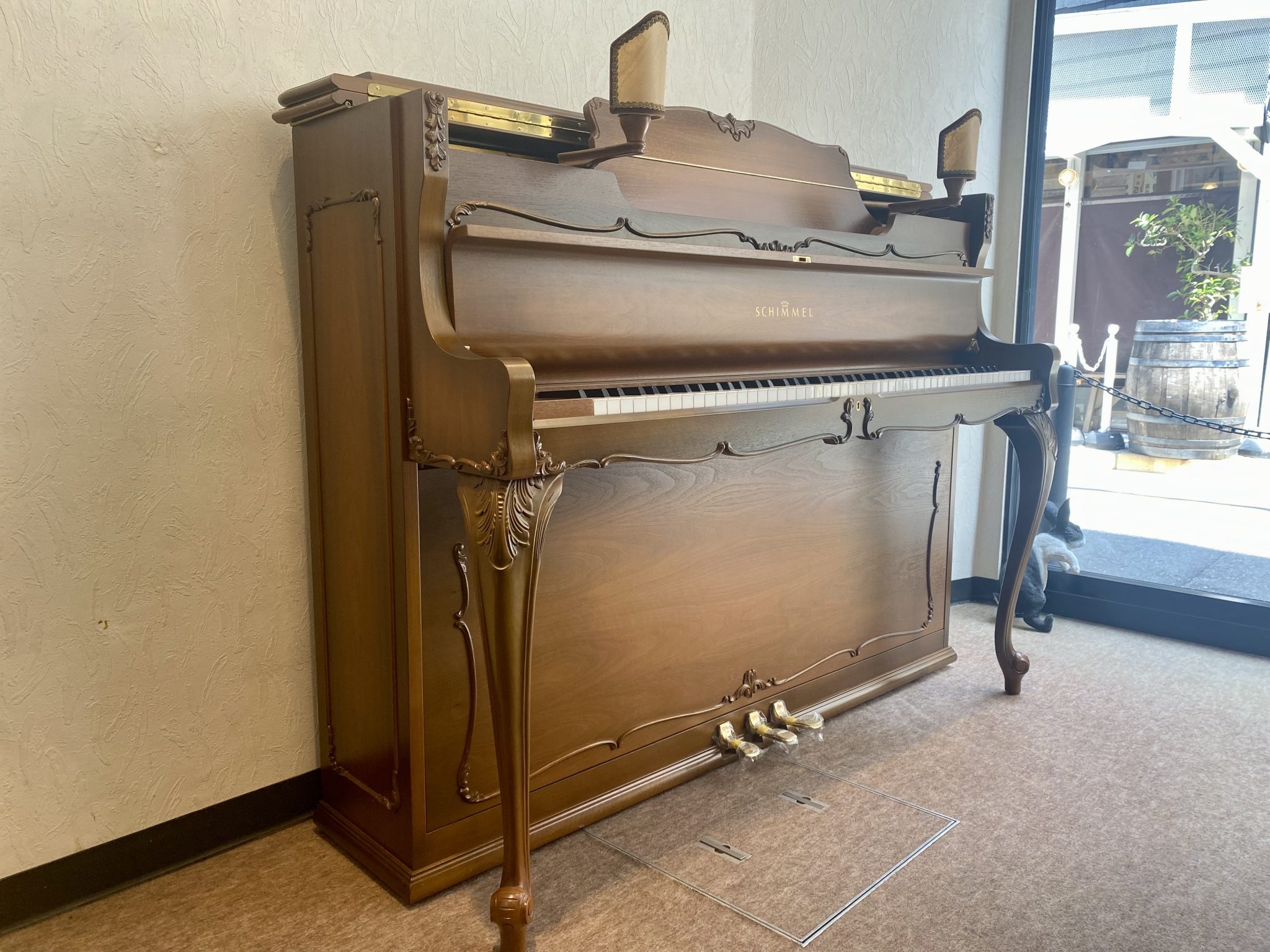 ドイツ SCHIMMEL シンメルの豪華なインテリア調ピアノ 全塗装済み 